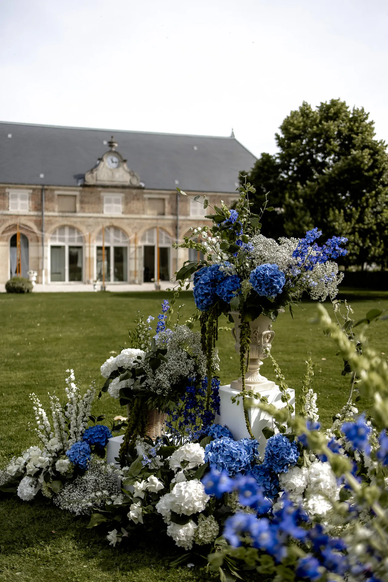 Luxuriöse Blumendekoration mit blauen Hortensien für Hochzeit am Chateau de Varennes Frankreich